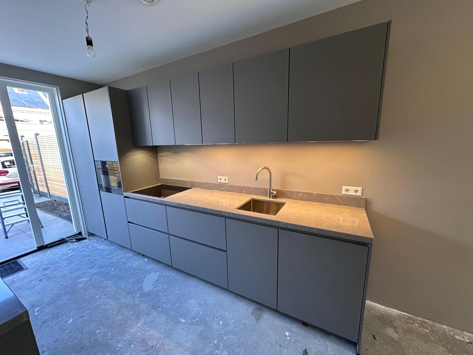 Antraciete keuken in open concept met veel werkruimte