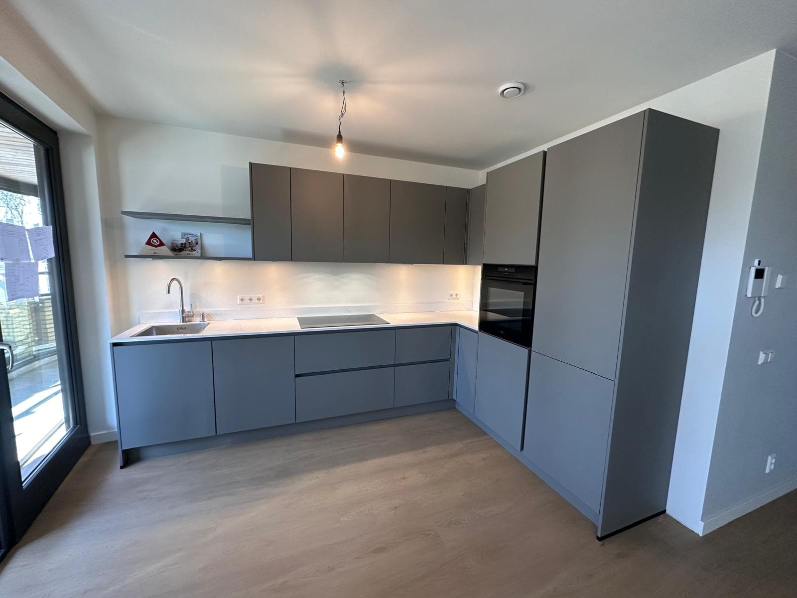 Compacte blauwgrijze keuken