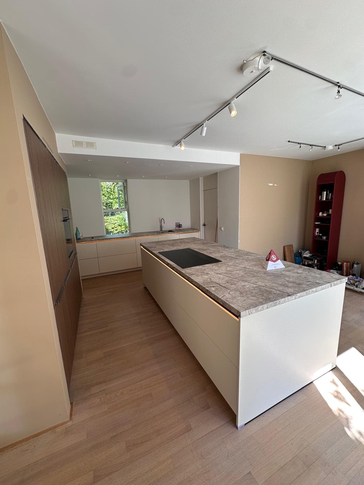 Grijze keuken met houten kookeiland