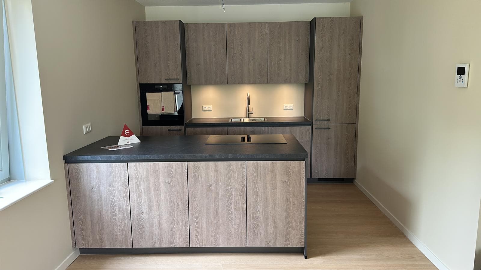 Houtlook keuken met zwart werkblad
