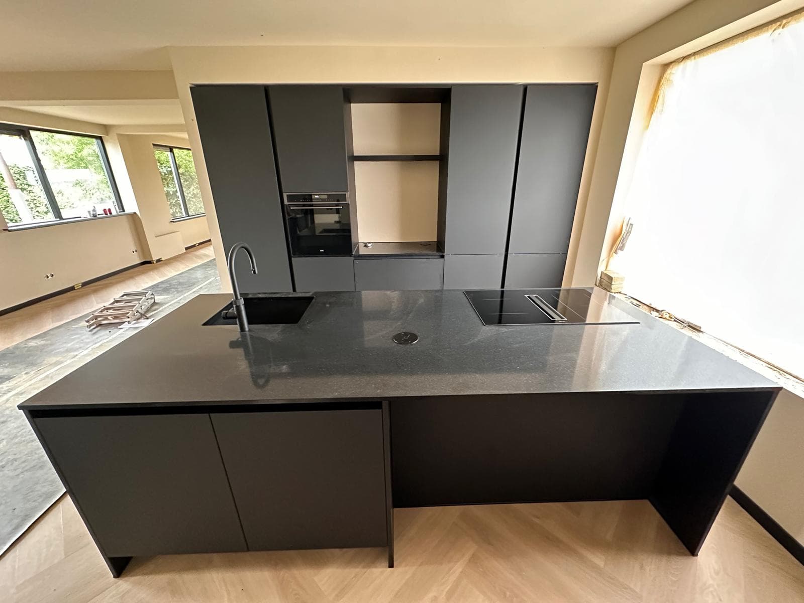 Detail van wit kookeiland met strakke naden