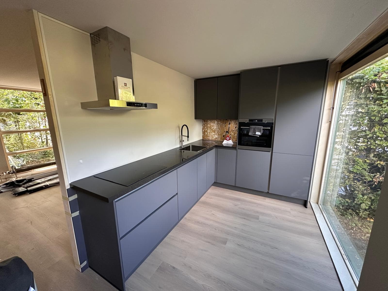 Zwarte houtlook keuken met strak lijnenspel
